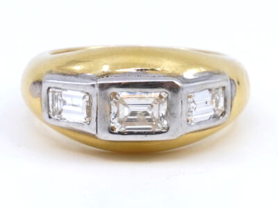 Ring 18K Ø17,50  10,3g med diamanter 2xca0,40ct Piké 1xca0,75ct Si2