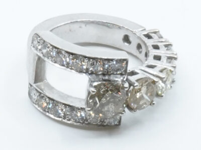 Ring Vitguld 18K 15,1g Ø18 med diamanter 1xca1,46ct, 1xca0,80ct, 1xca0,40ct, 3xca0,20ct 13xca0,10ct