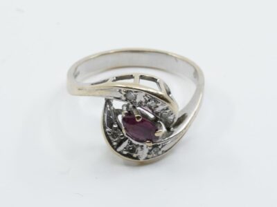 Ring vitguld 18K 3,9g Ø17½ med diamanter 6xca 0,01-0,02ct & röd sten