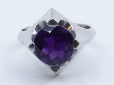 Ring vitguld 18K brv 7g Ø16 med lila sten