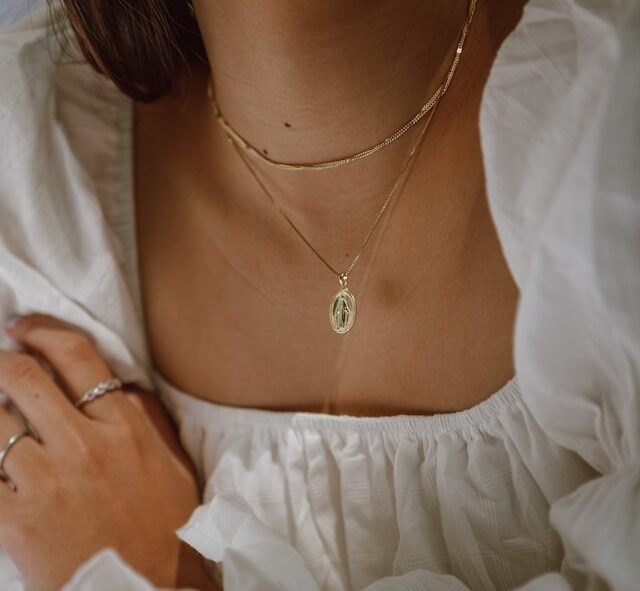 Tjej med halsband