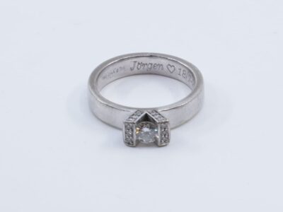 Ring Vitguld 18K 6,1g Ø16 med diamanter 1xa0,23ct + 30x0,005ct, graverad