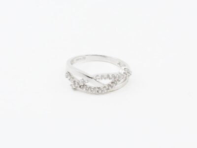 Ring Vitguld 18K 3,3g Ø18¼ med stenar
