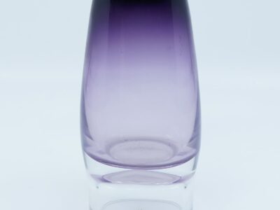 Vas i lila glas, Skruf Glasbruk, Bredd: 8 cm Höjd:18cm