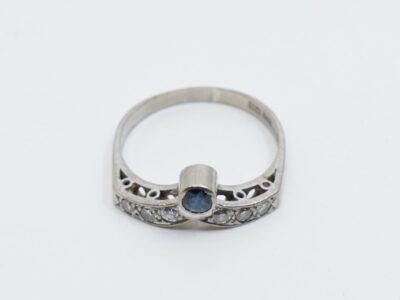 Ring Vitguld 18K 3,7g Ø18½ med blå sten och diamanter 6xca0,03ct