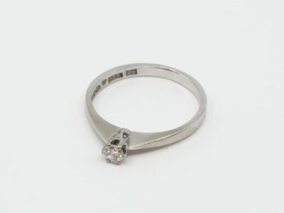 Ring Vitguld 18K Med diamant