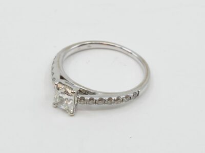 Ring Vitguld 18K Med Princesslipad diamant 1xca0,71ct