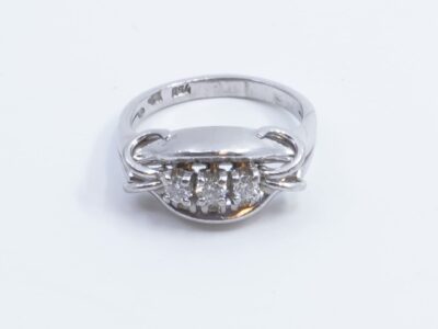 Ring Vitguld 18K 5,6g Ø16,75 Med diamanter 1xca0,08ct, 2xca0,05ct