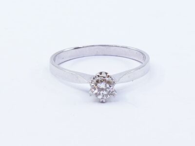 Ring Vitguld 18K 2,2g Ø17¾ med diamant