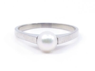 Ring vitguld med odlad pärla 18K 2,8g Ø17,75