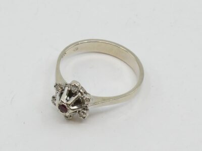 Ring Vitguld 18K Med röd sten och diamanter
