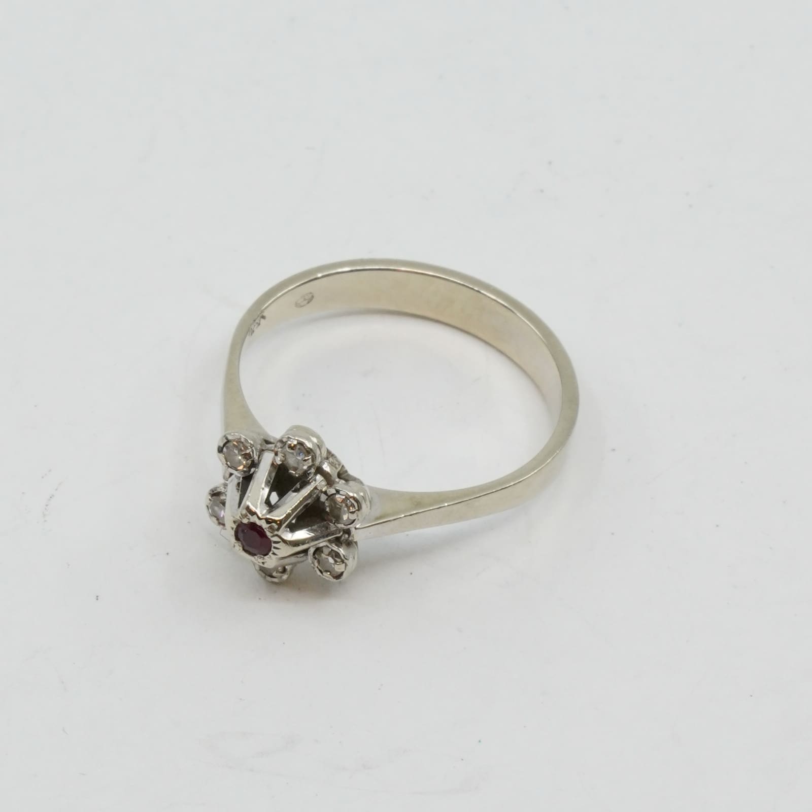 Ring Vitguld 18K Med röd sten och diamanter