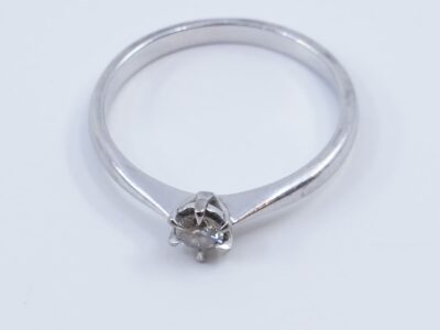 Ring vitguld med diamant 1xca0,23ct 18K 3,5g Ø19