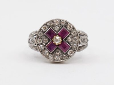 Ring Vitguld med röda stenar och diamanter 18K 5,7g Ø16¾