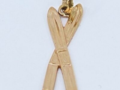 Hänge Guld 18K 1,3g Bredd 7mm Höjd 28mm, skidor