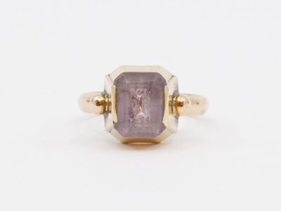 Ring med lila sten 18K 6,6g Ø17¾