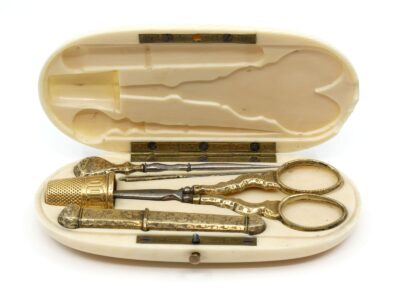 Etui med sytillbehör ca.1850-tal och Fingerborg Guld 18K