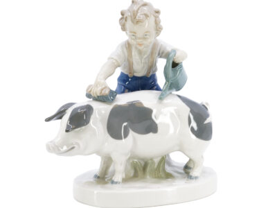 Porslinsfigurin - "Boy Washing Pig" GDR Gräfenthal