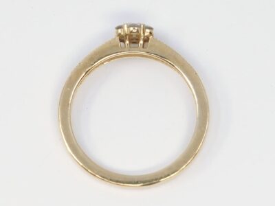 Ring med diamanter 7xca0,02ct, 12xca0,005cy 18K 2,6g Ø16,5