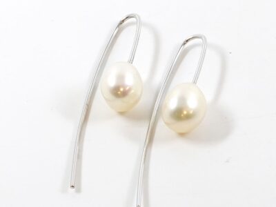 Örhängen vitguld med droppformade sötvattenspärlor 18K 5,2g Höjd 52mm Diameter 9mm Hugo Strömdahl