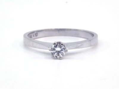 Ring Vitguld 18K 1,8g Ø16med diamant 1xca0,16ct