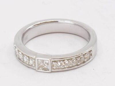Ring vitguld med princesslipad diamanter Guld 18K 5,4g, Ø16½