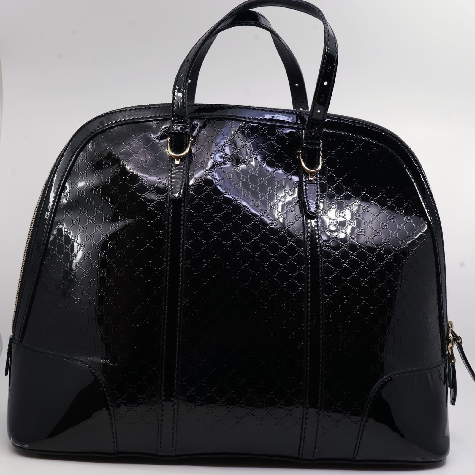 Väska Gucci "Microguccissima" svart lack, detaljer i gulmetall, 30x40x15cm snr: 309616543014, insida canvas