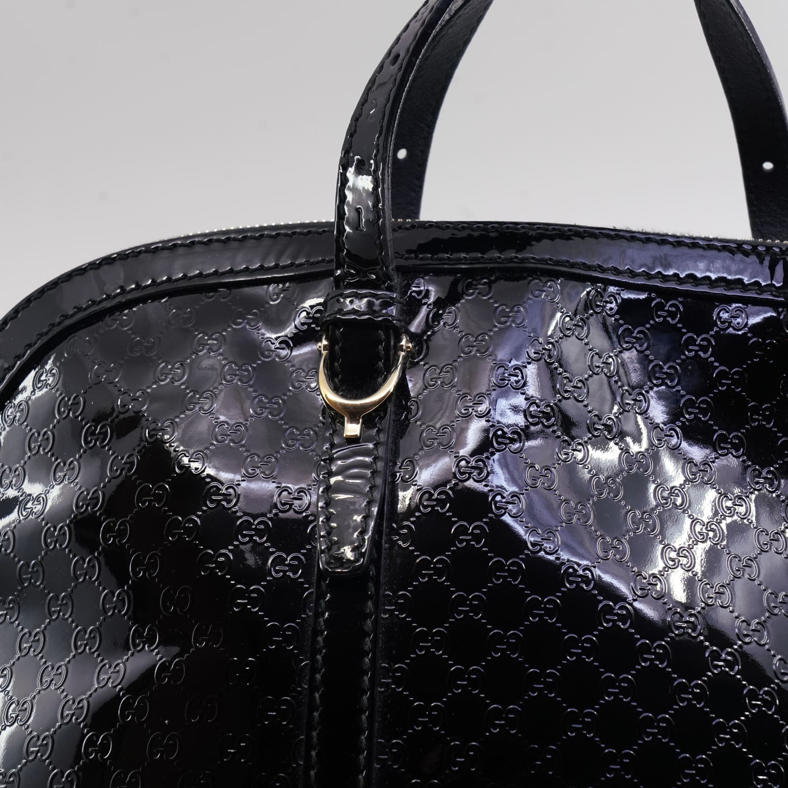 Väska Gucci "Microguccissima" svart lack, detaljer i gulmetall, 30x40x15cm snr: 309616543014, insida canvas
