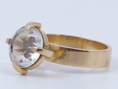 Ring 18K bruttovikt 5,7g Ø16¾ med sten