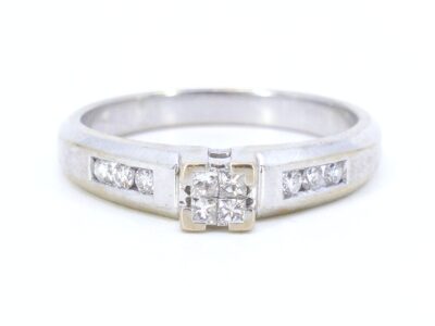 Sidostensring med diamanter totalt ca 0,22ct