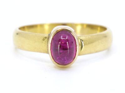 Guldring med rosa/röd sten