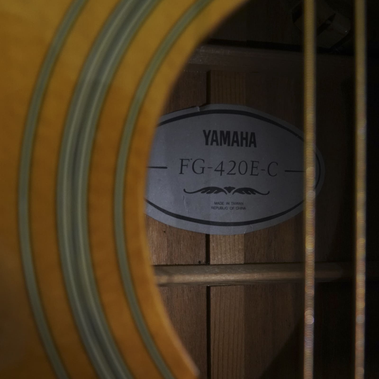 Halvakustisk Yamaha FG-420E-C,