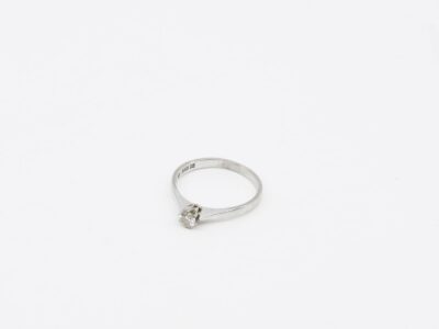 Ring Vitguld 18K 2,8g Ø18 med diamant