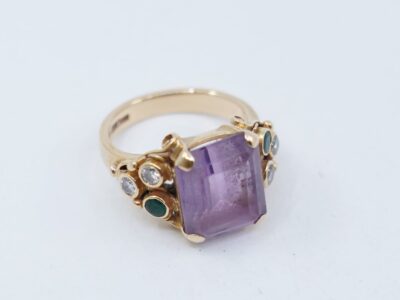 Ring 18K brv. 7,6g Ø16,25, trappslipad lila sten, två gröna stenar, diamanter 4xca0,05ct