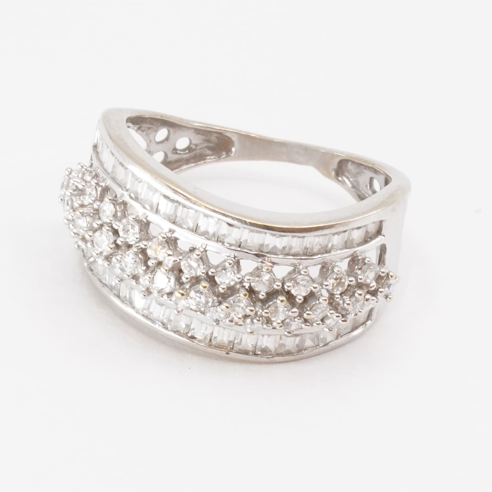 Ring Vitguld 18K Ø18¼ med stenar