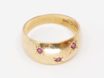 Ring Guld 18K Brv 3,3g Ø16½ med röda stenar