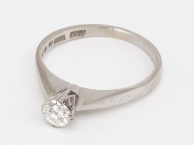 Ring Vitguld 18K Ø17¼ med diamant