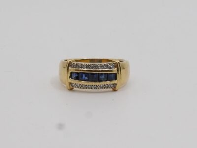 Ring Guld 18K 6,6g Ø17½ med diamanter 16xca0,01ct och princessslipade blå stenar