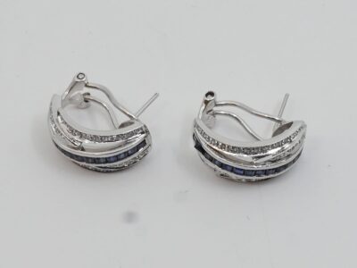 Örhängen vitguld 14K 8,8g Höjd 19mm Diameter 13mm med diamanter 56xca0,01ct och princesslipade blå stenar med stift och clips