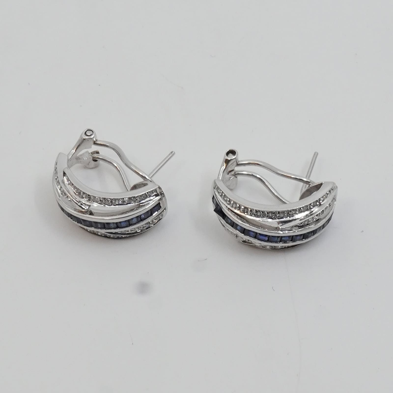 Örhängen vitguld 14K 8,8g Höjd 19mm Diameter 13mm med diamanter 56xca0,01ct och princesslipade blå stenar med stift och clips