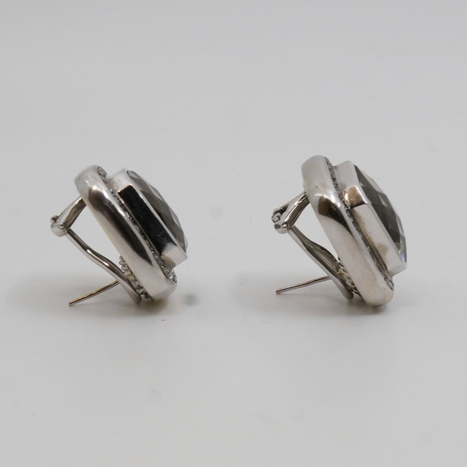 Örhängen vitguld 14K 17,8g Höjd 19mm Diameter 19mm med färgade diamanter 52xca0,03ct med brun sten (sitter lite löst), med stift och clips