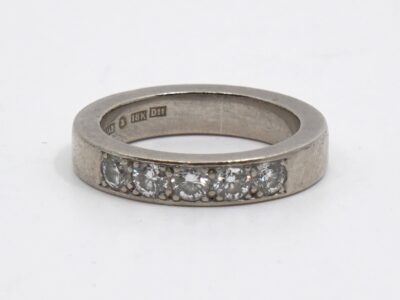 Ring Vitguld 18K 8,1g Ø16,5 med diamanter 5xca0,10ct