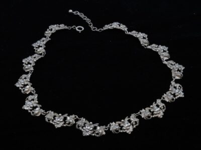 Collier av intergrerade hängen i silver