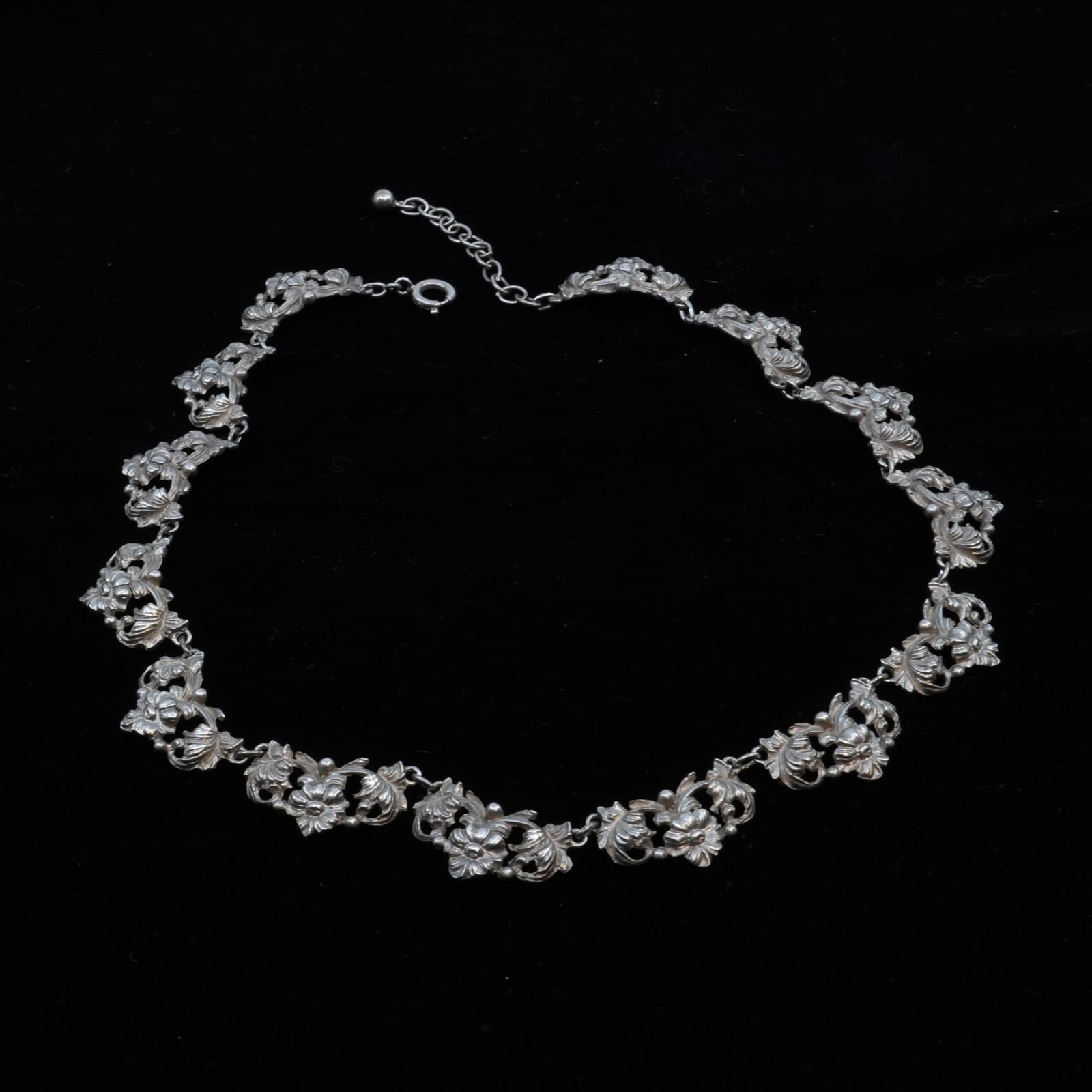 Collier av intergrerade hängen i silver