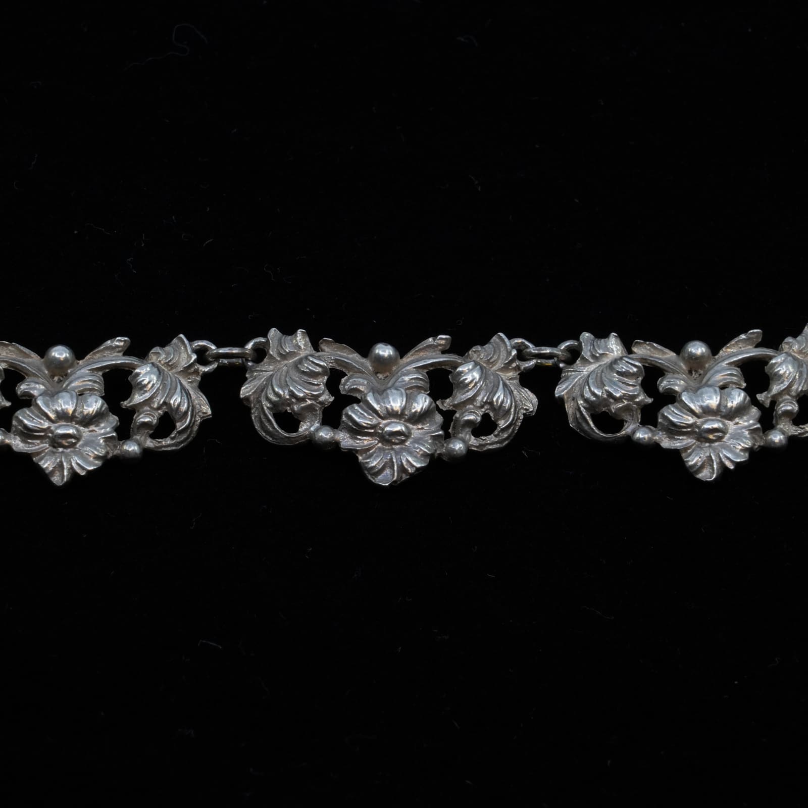 Collier av intergrerade hängen i silver