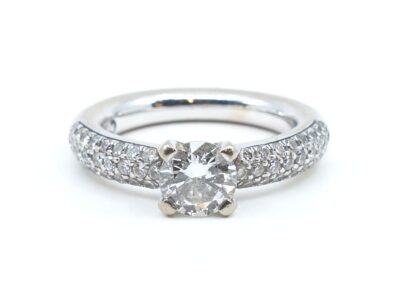 Ring Vitguld 18K 6,5g Ø15,5 med diamanter 1xca0,8ct 50xca0,01ct