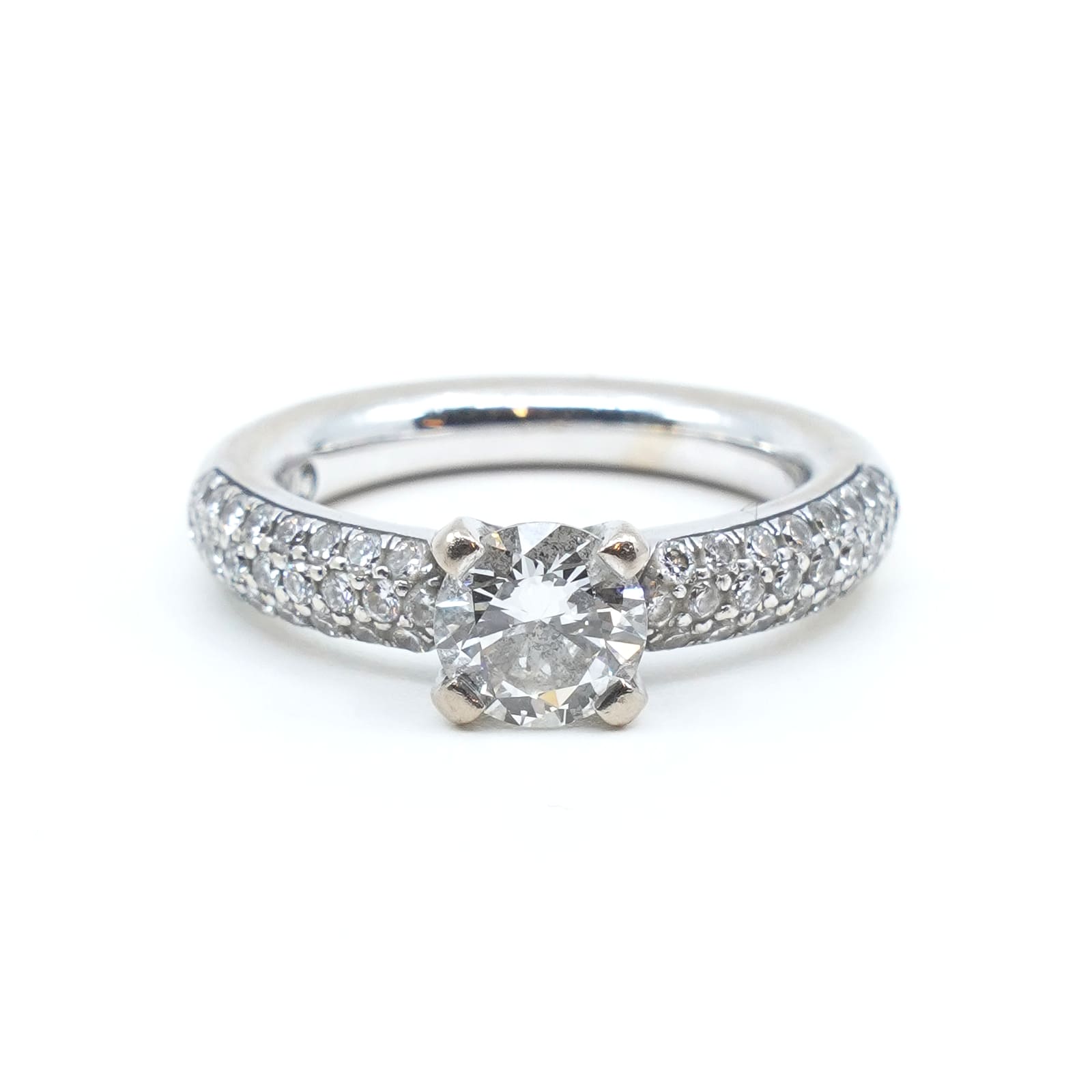 Ring Vitguld 18K 6,5g Ø15,5 med diamanter 1xca0,8ct 50xca0,01ct