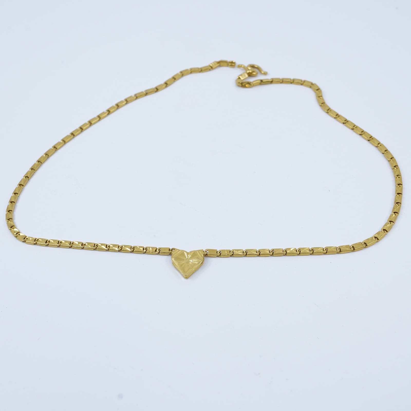 Collier med integrerat hänge Guld 23K 15,2g Längd 42cm Bredd 3mm