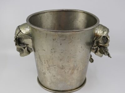 Vinkylare, Giovanni Raspini, med dödskallar, metall, höjd: 20cm. Nypris: 1116 euro.