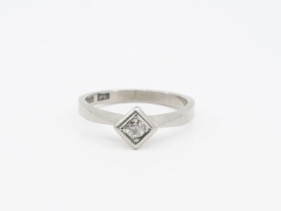Ring Vitguld 18K 4,5g Ø17½ med diamant ca 0,16ct